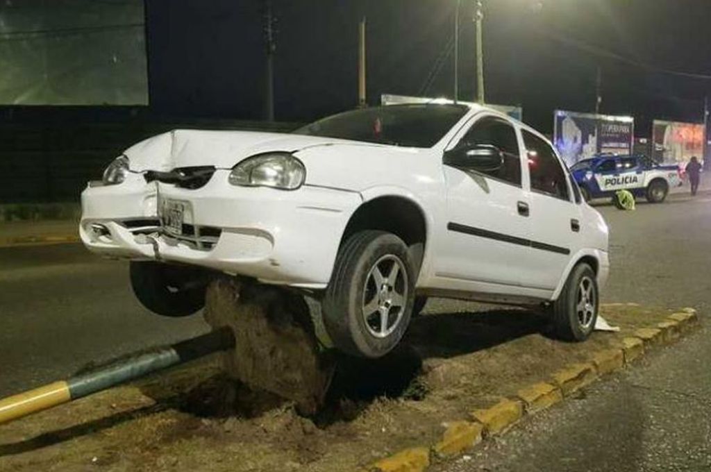 Perdió el control de su auto y terminó arriba de un semáforo Soy córdobes