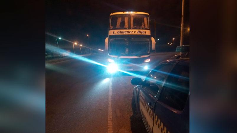 Un colectivo circuló 15 kilómetros a contramano por la autopista